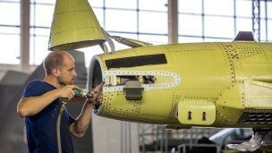 Сборка истребителей на авиационном заводе