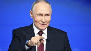 Президент РФ Владимир Путин отвечает на вопрос во время программы "Итоги года".