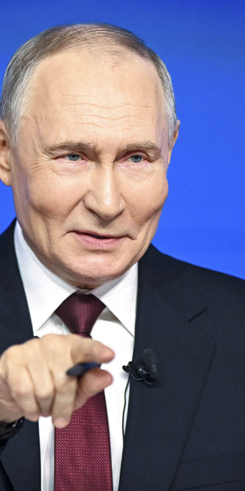 Президент РФ Владимир Путин отвечает на вопрос во время программы "Итоги года".