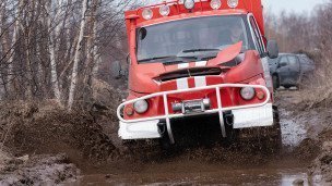 Пожарный вездеход едет по непроходимой лесной местности