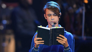 Подросток с книгой на сцене