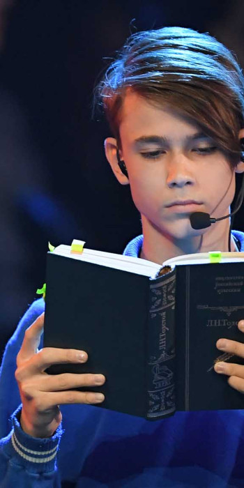 Подросток с книгой на сцене
