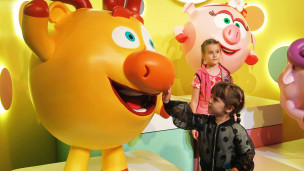 Юные посетительницы на выставке "Смешарики"