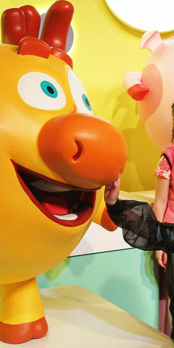 Юные посетительницы на выставке "Смешарики"