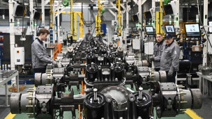 Рабочие на заводе 