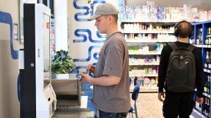 shkolnik-na-kasse-samoobsluzhivaniya-v-supermarkete