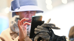 Женщина с телефоном 