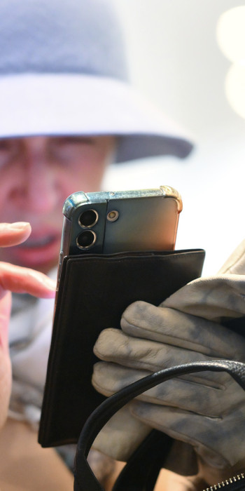 Женщина с телефоном 