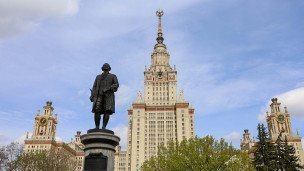  Вид на памятник Ломоносову и главное здание МГУ