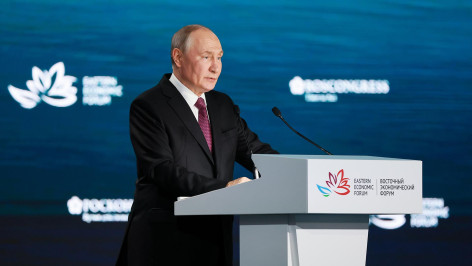 Путин во время пленарного заседания Восточного экономического форума