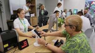 Женщина в офисе банка