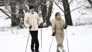 мужчина и женщина гуляют в парке зимой