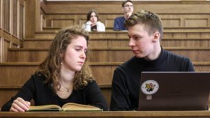 Студенты с ноутбуками в аудитории