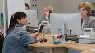 Специалист с посетителем в отделении банка