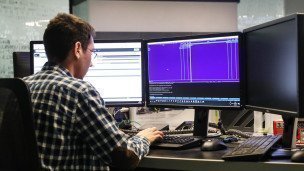 Сотрудник в офисе компании 