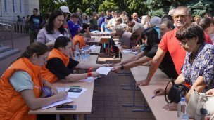 Жители Курской области во время получения помощи 