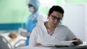 Врач смотрит историю болезни в больнице