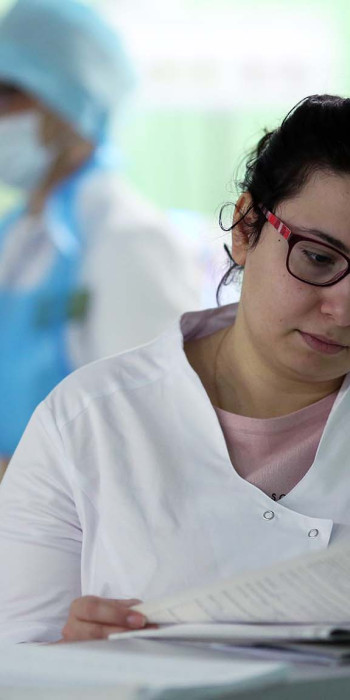 Врач смотрит историю болезни в больнице