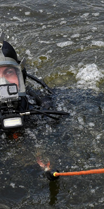 Водолаз в море
