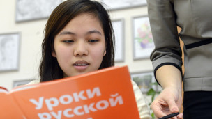 Учащаяся вечерней школы во время урока русского языка