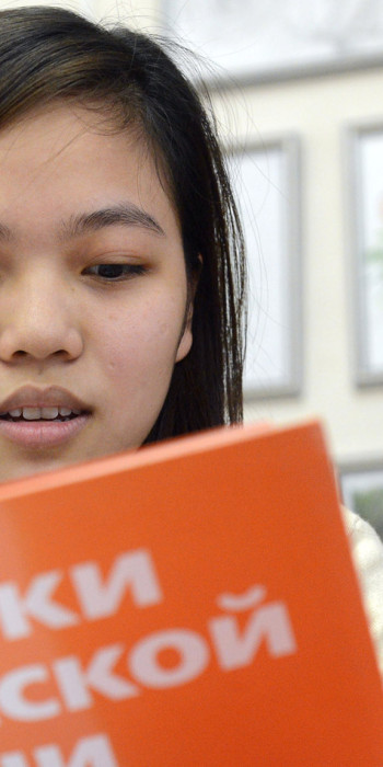 Учащаяся вечерней школы во время урока русского языка