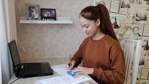 Ученица во время дистанционного обучения в школе