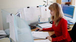 Сотрудница  с документацией 