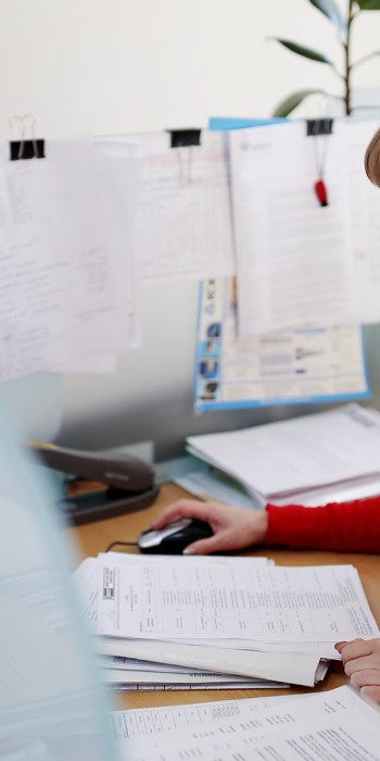 Сотрудница  с документацией 