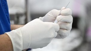 Шприц в руках врача