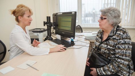 Женщина на приеме у врача в поликлинике