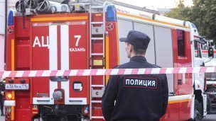 policejskij-vozle-pozharnoj-mashiny-za-lentoj-vo-vremya-chp