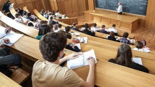 Студенты во время занятий в университете 