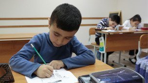  Занятия в школе для детей мигрантов 