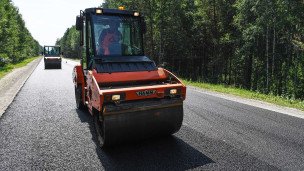 Дорожная техника во время укладки  асфальта