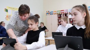 Школьники с планшетами в классе 