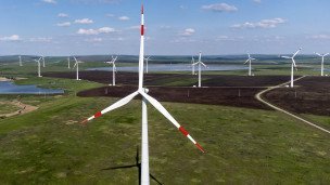 Ветроагрегаты крупнейшей в России  ветряной электростанции (ВЭС) 