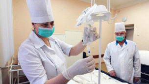 врач устанавливает капельницу