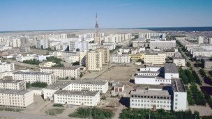 Вид сверху на город Город Мирный в Республике Саха белые новостройки