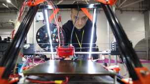 Молодой человек во время разработки 