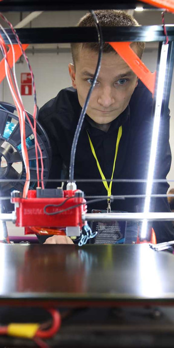 Молодой человек во время разработки 