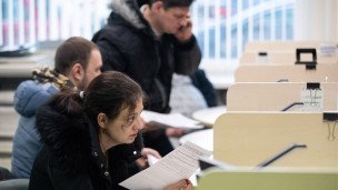Посетители заполняют документы