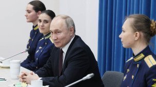 Президент РФ Владимир Путин на учебном тренажере в Краснодарском высшем военном авиационном училище
