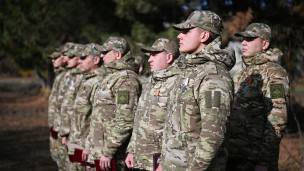 Мужчины в военной форме 