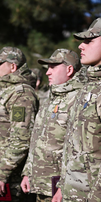 Мужчины в военной форме 