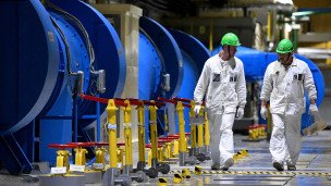 Сотрудники в зале вентиляционных установок на атомной электростанции