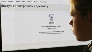 Dеvochka-pytayetsya-poluchit'-dostup-k-elektronnomu-dnevniku