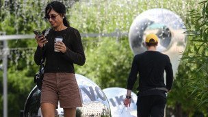 Девушка с телефоном в сквере