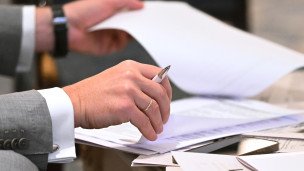 Мужчина с документами в руках