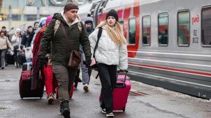 Пассажиры на перроне 