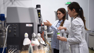 Студентки института в лаборатории